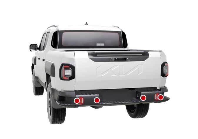 2026 기아 타스만 후방 초음파센서 이미지입니다. 차량 후면 범퍼에 장착된 4개의 센서 위치가 붉은색 원으로 강조되어 있습니다. 주차 충돌방지 보조 시스템 작동을 위한 인식 센서의 장착 위치를 설명합니다.