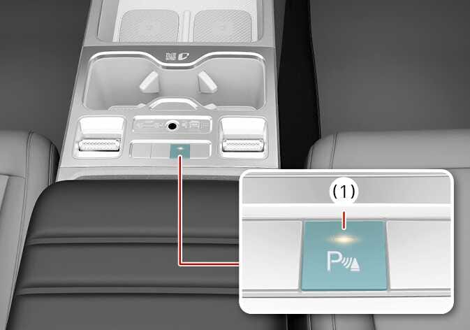 2026 기아 타스만 주차 안전 버튼 이미지입니다. 센터 콘솔 조작부에서 청록색으로 강조된 버튼을 붉은색 선으로 연결하여 보여주는 상세도가 포함되어 있습니다. 상세도에는 (1)번으로 표시된 주차 안전 버튼이 있으며, 버튼 표면에는 알파벳 P와 장애물 감지 아이콘이 표시되어 있습니다. 버튼을 길게 눌러 후방 주차 충돌방지 보조 기능을 켜거나 끄는 기능을 설명합니다.