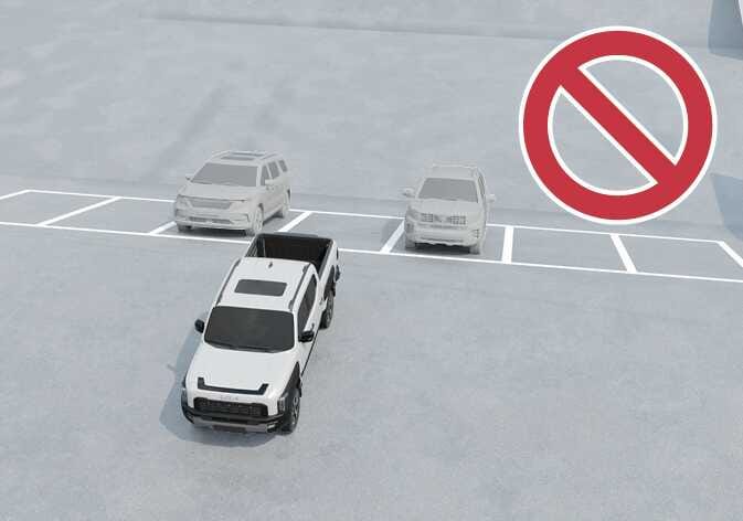 2026 기아 타스만 원격 스마트 주차 보조 작동 제한 이미지입니다. 경사가 있는 도로에 주차된 차량들과 진입하려는 타스만 차량이 보이며, 우측 상단에 붉은색 금지 기호가 크게 표시되어 있습니다. 경사가 있는 길에서는 기능이 정상적으로 작동하지 않으므로 운전자가 직접 주차해야 함을 설명합니다.