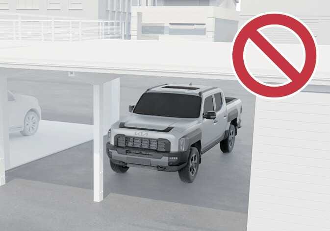 2026 기아 타스만 원격 스마트 주차 보조 작동 제한 사항 이미지입니다. 차량이 지붕과 기둥이 있는 좁은 주차 공간으로 진입하려는 상황을 보여줍니다. 이미지 우측 상단에는 붉은색 금지 기호가 표시되어 있습니다. 주차 공간이 협소하거나 기둥, 지붕 등 구조물이 있는 환경에서는 원격 스마트 주차 보조 기능 사용이 제한됨을 설명합니다.