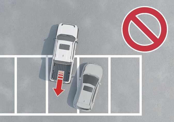 2026 기아 타스만 원격 스마트 주차 보조 작동 제한 이미지입니다. 주차 구획선 밖으로 차량 후면부가 돌출된 상태에서 후방으로 향하는 붉은색 화살표와 우측 상단의 붉은색 금지 아이콘이 표시되어 있습니다. 주차 공간이 차량보다 작아 차체가 구획선을 벗어나는 경우 시스템 사용이 제한됨을 설명합니다.