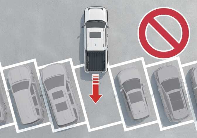 2026 기아 타스만 원격 스마트 주차 보조 작동 제한 이미지입니다. 사선으로 구획된 주차 공간에서 흰색 차량이 후진하는 모습 위로 이동 방향을 지시하는 빨간색 화살표가 있습니다. 우측 상단에는 붉은색 금지 기호가 표시되어 있어, 사선 주차 공간에서는 기능 사용이 제한됨을 설명합니다.