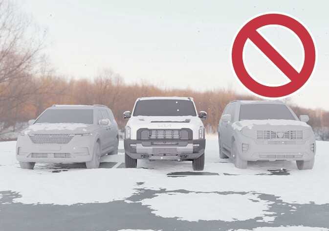 2026 기아 타스만 원격 스마트 주차 보조 작동 제한 이미지입니다. 눈이 쌓인 야외 주차장에 차량 전면부와 센서 주변이 눈으로 덮여 있는 세 대의 차량이 있고, 우측 상단에 붉은색 금지 기호가 표시되어 있습니다. 초음파 센서 표면에 눈이나 이물질이 묻어 있을 경우 시스템이 정상적으로 작동하지 않을 수 있음을 설명합니다.