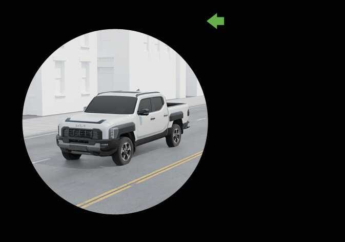 2026 기아 타스만 후측방 모니터(BVM) 좌측 작동 이미지입니다. 흰색 차량이 도로를 주행 중이며, 차량 상단에 녹색 화살표가 왼쪽을 가리키고 있습니다. 좌측 방향지시등 조작 시 클러스터에 해당 방향의 후측방 영상을 표시하여 안전한 차로 변경을 돕는 기능을 설명합니다.