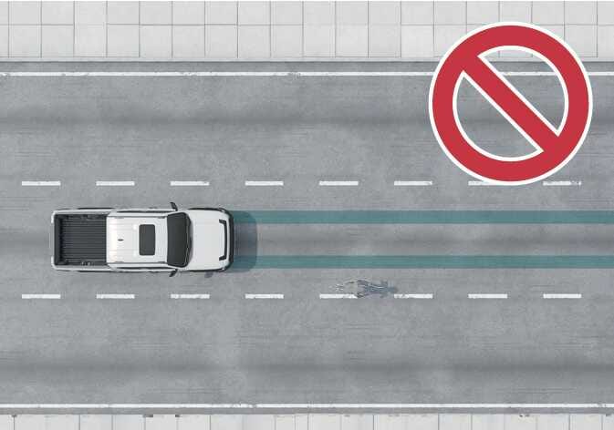 2026 기아 타스만 회피 조향 보조 제한 사항 이미지입니다. 도로 위를 주행하는 차량과 옆 차로의 자전거 탑승자가 청록색으로 강조된 주행 경로를 따라 나란히 이동하고 있으며, 우측 상단에는 붉은색 금지 기호가 표시되어 있습니다. 보행자 및 자전거 탑승자가 작동 범위 밖에 있어 기능이 작동하지 않는 상황을 설명합니다.