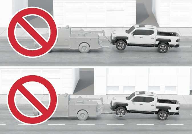 2026 기아 타스만 견인 시 금지 사항 이미지입니다. 견인 트럭이 차량의 앞쪽 또는 뒤쪽을 들어 올려 나머지 바퀴가 지면에 닿은 상태로 주행하는 두 가지 모습 위에 붉은색 금지 기호가 표시되어 있습니다. 구동 바퀴가 지면에 닿거나 서스펜션 구속 방식으로 견인 시 차량이 손상될 수 있음을 경고하는 기능을 설명합니다.