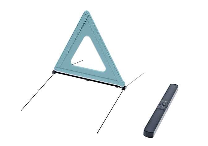 2026 기아 타스만 안전삼각대 이미지입니다. 청록색으로 강조된 삼각형 본체와 하단의 검은색 지지대 다리가 펼쳐진 설치 상태와, 우측에 접어서 보관된 검은색 케이스를 보여줍니다. 비상시 조립하여 후방 차량에 고장 상황을 알리는 기능을 설명합니다.