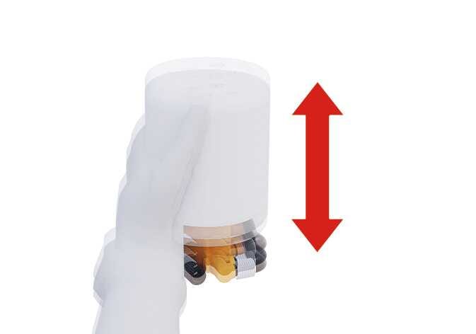 2026 기아 타스만 타이어 임시 수리 장치 실런트 용기 이미지입니다. 손으로 실런트 용기를 잡고 위아래로 흔드는 동작을 표현하고 있으며, 우측에 굵은 빨간색 수직 양방향 화살표가 흔드는 방향을 지시하고 있습니다. 사용 전 내용물이 잘 섞이도록 용기를 충분히 흔드는 기능을 설명합니다.