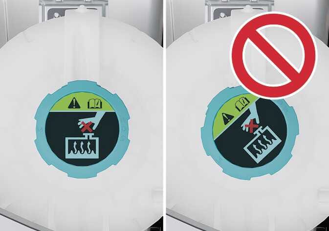 2026 기아 타스만 엔진룸 전방 뷰 이미지입니다. 좌측은 냉각수 캡의 스티커가 수평으로 정렬된 올바른 상태를, 우측은 스티커가 비스듬히 돌아가 붉은색 금지 기호가 표시된 잘못된 상태를 보여줍니다. 캡 표식이 전방에서 똑바로 보이도록 잠겼는지 확인하는 기능을 설명합니다.