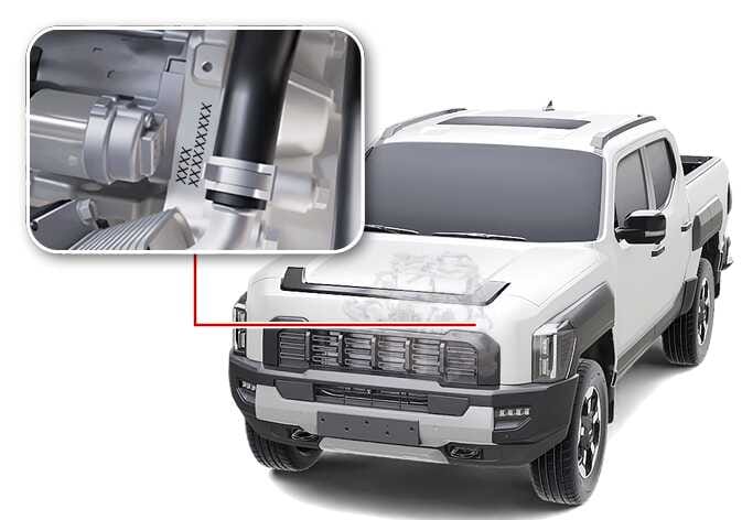 2026 기아 타스만 스마트스트림 G2.5 T-GDi 엔진 번호 위치 이미지입니다. 차량 전면부에서 붉은색 선으로 연결된 확대 이미지는 엔진룸 내부 실린더 블록 우측 하단을 보여줍니다. 확대된 화면에는 검은색 호스 옆 금속 표면에 수직으로 타각된 엔진 번호가 묘사되어 있습니다. 차량의 고유 엔진 번호 위치를 확인하는 기능을 설명합니다.