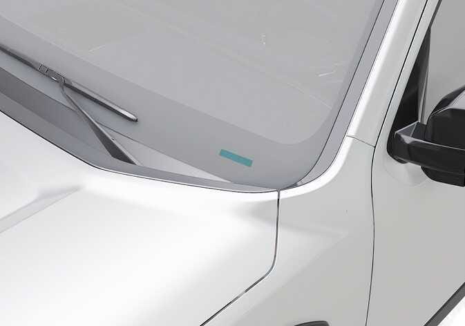 2026 기아 타스만 차대 번호(VIN) 위치 이미지입니다. 차량 전면 유리창 하단, 운전석 앞쪽 대시보드 상단에 위치한 차대 번호판이 청록색으로 강조되어 표시되어 있습니다. 차량 외부에서 전면 유리를 통해 차대 번호를 확인하는 위치를 설명합니다.