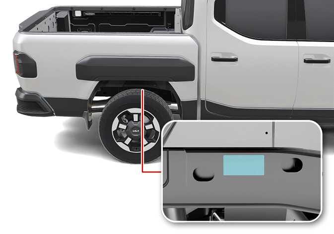 2026 기아 타스만 차대 번호(VIN) 위치 이미지입니다. 차량 우측 후방 휠 부근을 붉은색 선으로 연결하여 확대한 상세도가 포함되어 있습니다. 상세도에는 프레임의 직사각형 영역이 청록색으로 강조되어 있습니다. 차량 우측 후방 프레임에 타각된 차대 번호의 위치를 설명합니다.