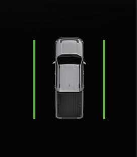 2026 기아 타스만 인포테인먼트 시스템의 측방 주차 거리 경고 표시 이미지입니다. 은색 차량의 평면도 좌우에 녹색 직선이 표시되어 있습니다. 물체와의 거리가 약 60~120 cm일 때 인포테인먼트 화면에 나타나는 경고 표시를 설명합니다.