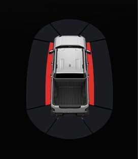 2026 기아 타스만 측방 주차 거리 경고 시스템의 클러스터 표시 화면 이미지입니다. 차량 평면도 좌우 측면의 감지 영역이 빨간색으로 강조되어 있습니다. 물체와의 거리가 약 30 cm 이내일 때 위험을 알리는 경고 표시 기능을 설명합니다.