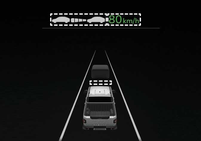 2026 기아 타스만 스마트 크루즈 컨트롤 일시적 가속 이미지입니다. 어두운 배경의 도로 위를 주행하는 차량과 상단에 위치한 작동 정보 표시창이 흰색 점선 사각형으로 강조되어 있습니다. 점선 박스 내부에는 녹색의 80 km/h 속도 표시와 차간 거리 단계 이미지가 포함되어 있습니다. 스마트 크루즈 컨트롤 작동 중 가속 페달을 밟아 설정 속도 변경 없이 일시적으로 가속할 때, 클러스터의 관련 정보가 깜빡이는 기능을 설명합니다.