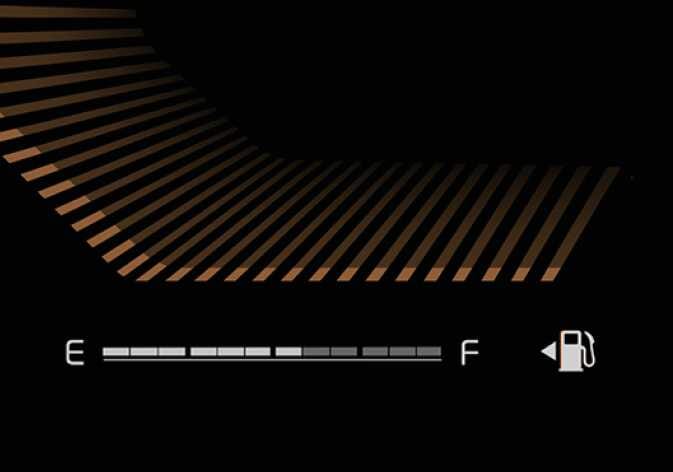 2026 기아 타스만 연료계 A 타입 이미지입니다. 곡선으로 배열된 주황색 막대 그래프로 연료 잔량을 표시하며, 하단에는 'E'와 'F' 문구가 있습니다. 주유기 아이콘 옆의 삼각형 화살표가 왼쪽을 가리키고 있어 주유구 위치가 차량 좌측에 있음을 확인하는 기능을 설명합니다.