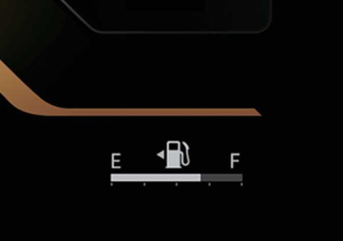 2026 기아 타스만 B 타입 연료계 이미지입니다. 중앙의 주유기 아이콘 옆에 왼쪽 방향 화살표(◀)가 있어 주유구 위치를 안내하며, 좌우의 E와 F 문자 아래 막대그래프로 연료량을 시각화했습니다. 연료 탱크의 잔량과 주유구 방향을 확인하는 기능을 설명합니다.