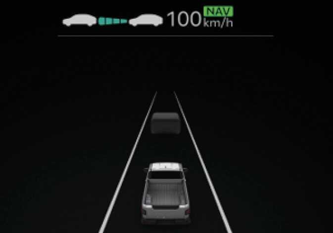 2026 기아 타스만 내비게이션 기반 스마트 크루즈 컨트롤 작동 상태 표시 이미지입니다. 클러스터 화면 상단에 'NAV' 문구가 적힌 초록색 아이콘과 '100 km/h' 설정 속도가 표시되어 있습니다. 두 차량 아이콘 사이에는 청록색으로 강조된 차간 거리 조절 막대가 채워져 있고, 중앙에는 주행 중인 자차와 선행 차량이 그래픽으로 나타납니다. 내비게이션 정보를 활용하여 스마트 크루즈 컨트롤이 작동 중인 화면 구성을 설명합니다.