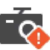 2026 기아 타스만 빌트인 캠 시스템 고장 표시등 아이콘입니다. 회색 카메라 심볼 오른쪽 하단에 붉은색 마름모 형태의 느낌표 경고등이 표시되어 있습니다. 빌트인 캠 시스템에 고장이 발생했을 때 점등되어 상태를 알리는 기능을 설명합니다.